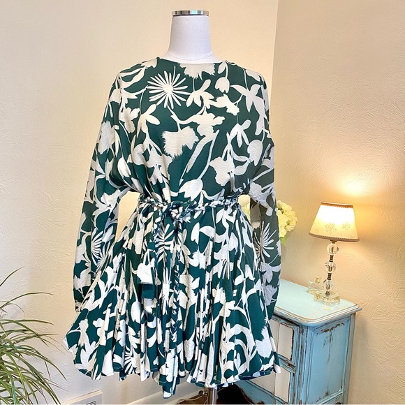 NWT Just Me Tropical Green Floral Flounced Mini Dress, Braided Belt - Picture 3 of 8